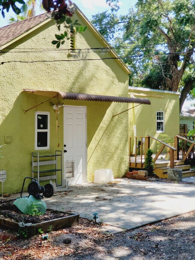 Building Photo - Charming Three bedroom one bath with huge backyard