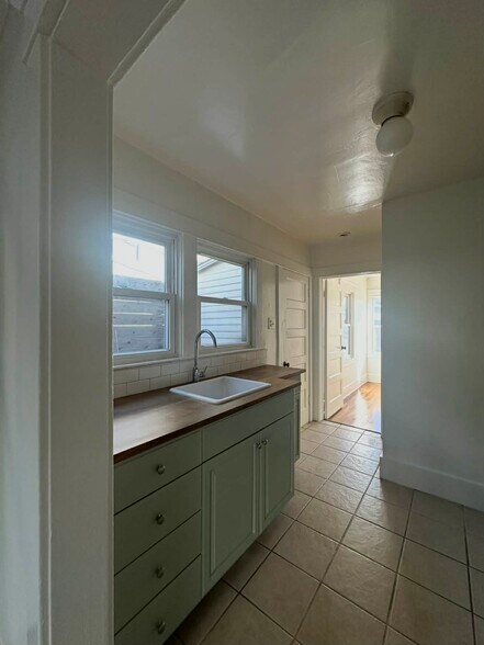 Building Photo - 1218 Myra Ave