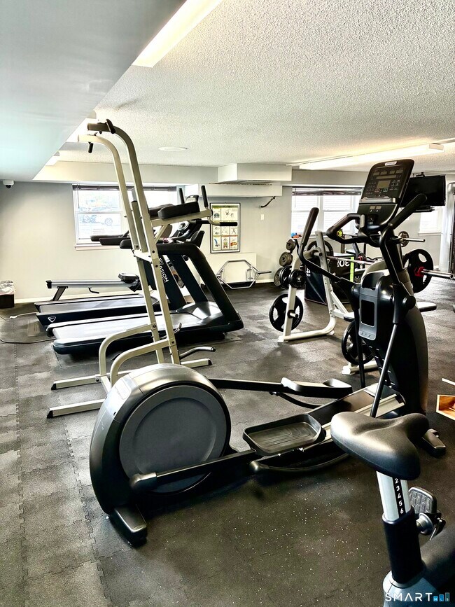 Building Photo - 893 Farmington Ave