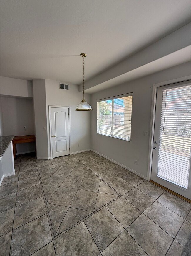 Building Photo - Stylish Southwest Bakersfield Home with Do...