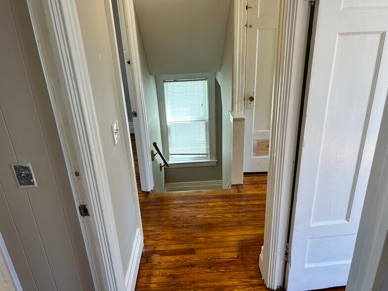 Building Photo - 16 Goebel Place