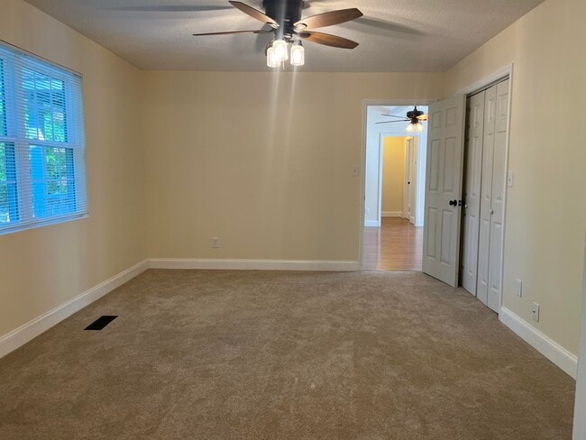 Building Photo - 110 Miller St