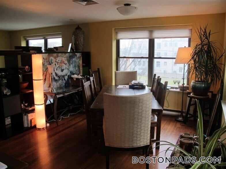 Building Photo - 197 Sidney St