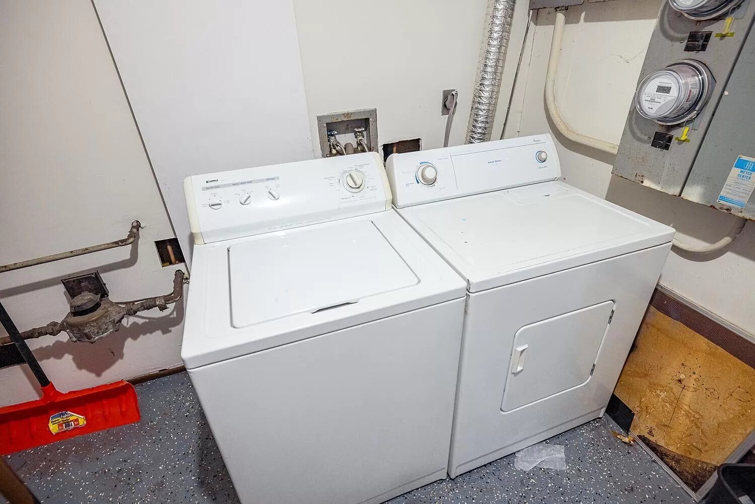 Shared washer and dryer - 4106 Baldwin Ave