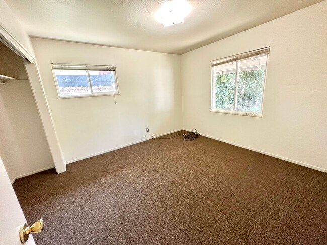 Building Photo - Super close to UC Davis and University Shopping mall-- 4 bedrooms and 2 bathrooms