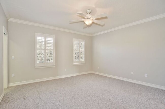 Building Photo - Stunning 2/2.5 Spacious Townhome with a Lo...