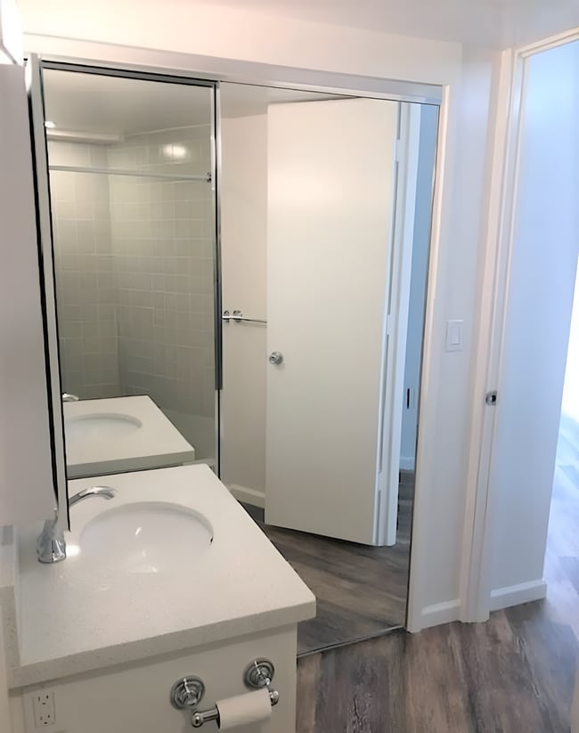 Building Photo - Studio / 1 Bath Unit at Holiday Village