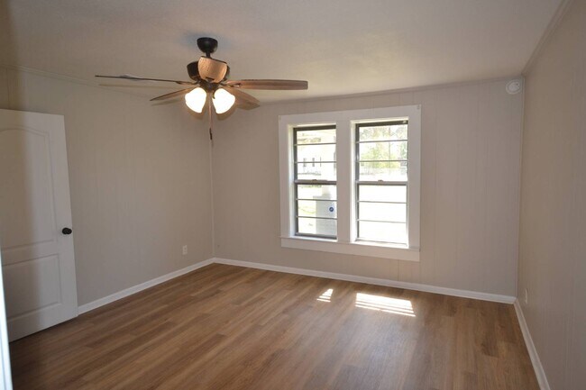 Building Photo - 412 West University