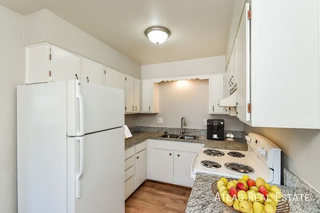Building Photo - 303 University Dr