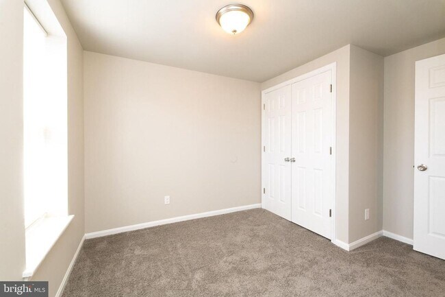 Building Photo - 3 Bed 1 Bath Renovated Townhouse