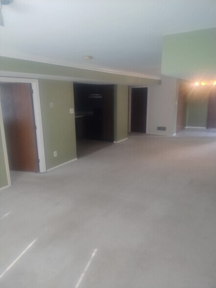 Building Photo - 4863 Vermilion Dr