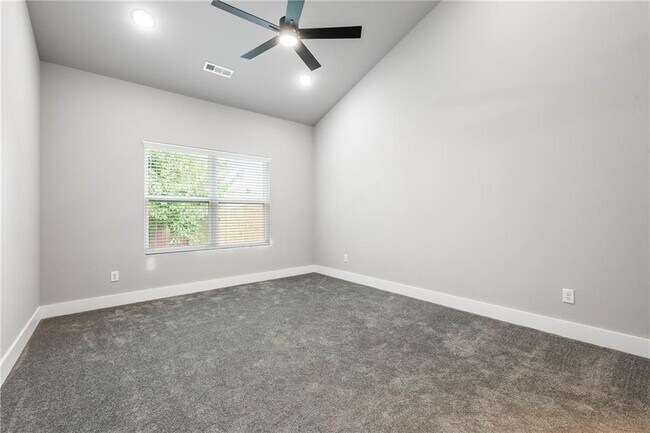 Building Photo - 652 Sun Meadows Loop
