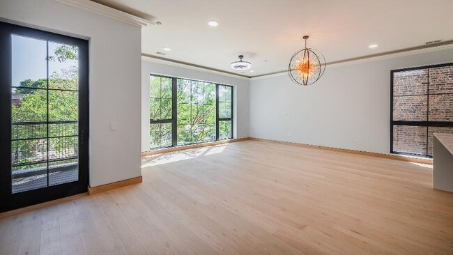 Building Photo - 2024 W Irving Park Rd