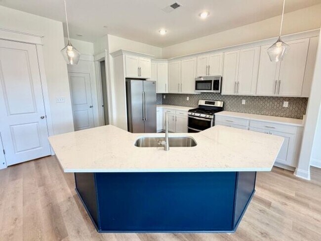 Building Photo - OPEN HOUSE! Now Leasing! 3-Bedroom 2.5 Bath Townhome in Olive Branch- Minutes from Methodist Hosp...