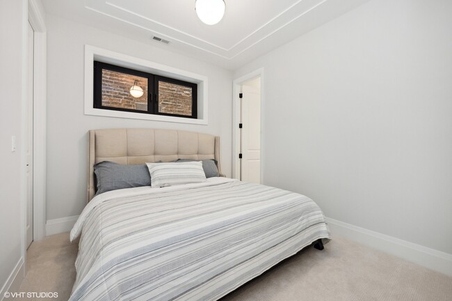 Building Photo - 2236 N Kenmore Ave