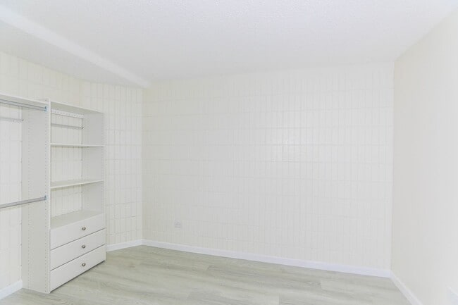 Building Photo - Sunset Lakeview - Fully renovated 3 bedroom, 2 bath on lower floor comes with tandem parking for ...