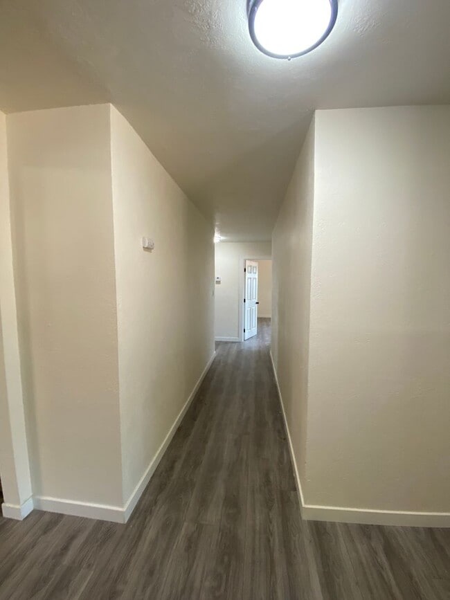 Building Photo - Beauitfully upgrade 3 Bedroom on large lot!