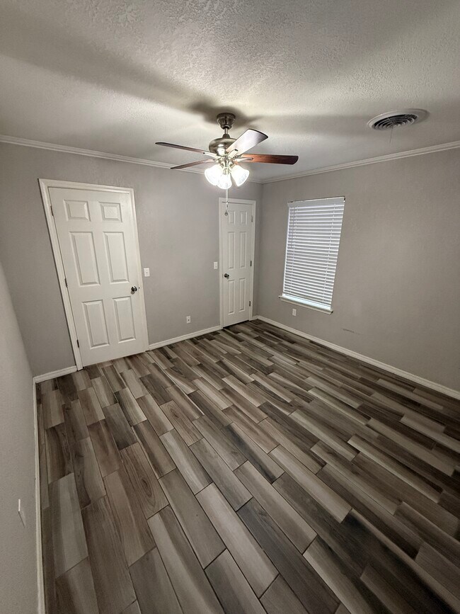 Building Photo - 819 Hardy Springs Cir