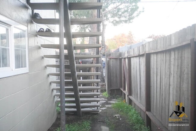 Building Photo - 125 B St