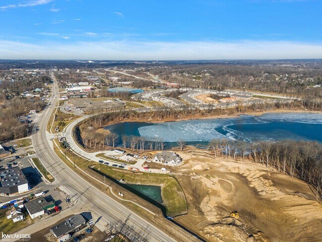 Building Photo - 5841 Lakeway Dr