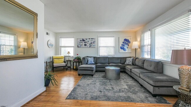 Building Photo - 410 N Mansfield Ave