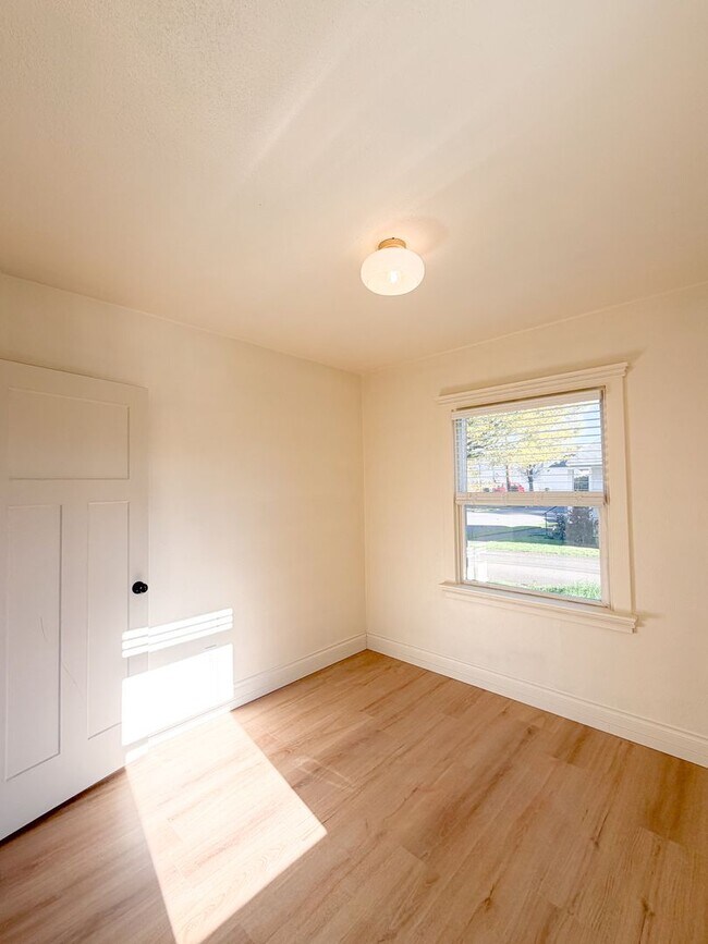 Building Photo - 2 Bedroom West Salem Home