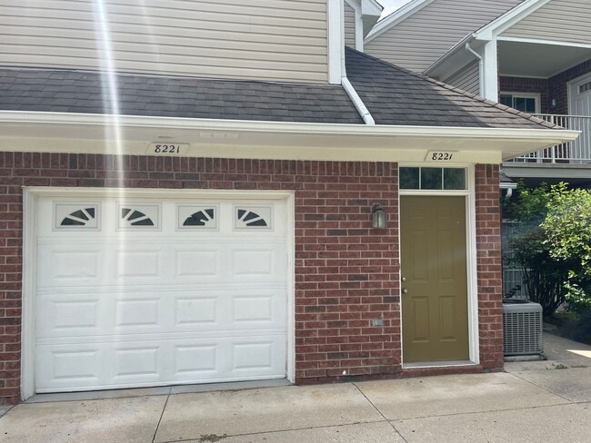 Building Photo - Shelby Twp 2-Bedroom,2-Bath, attached gara...