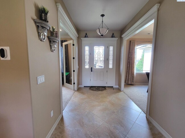 Building Photo - Large South Richland 4 Bed/3 Bath Home