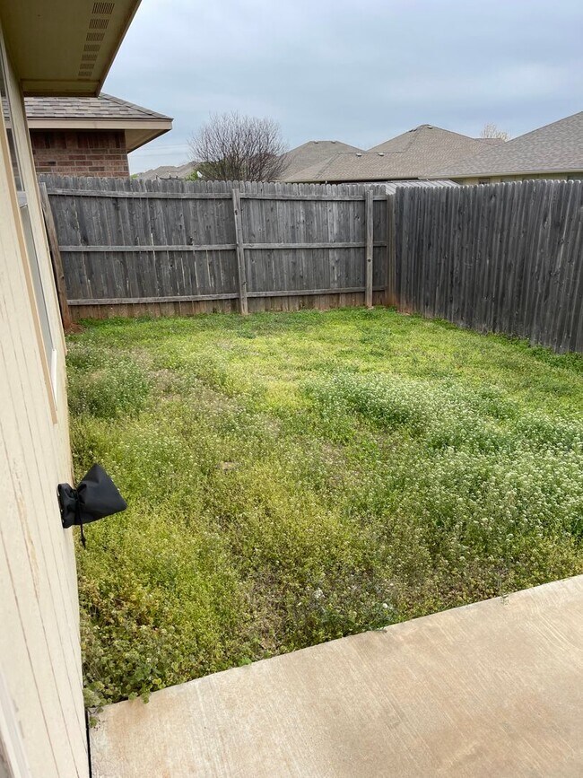Building Photo - Three Bedroom Home Available for Lease in ...