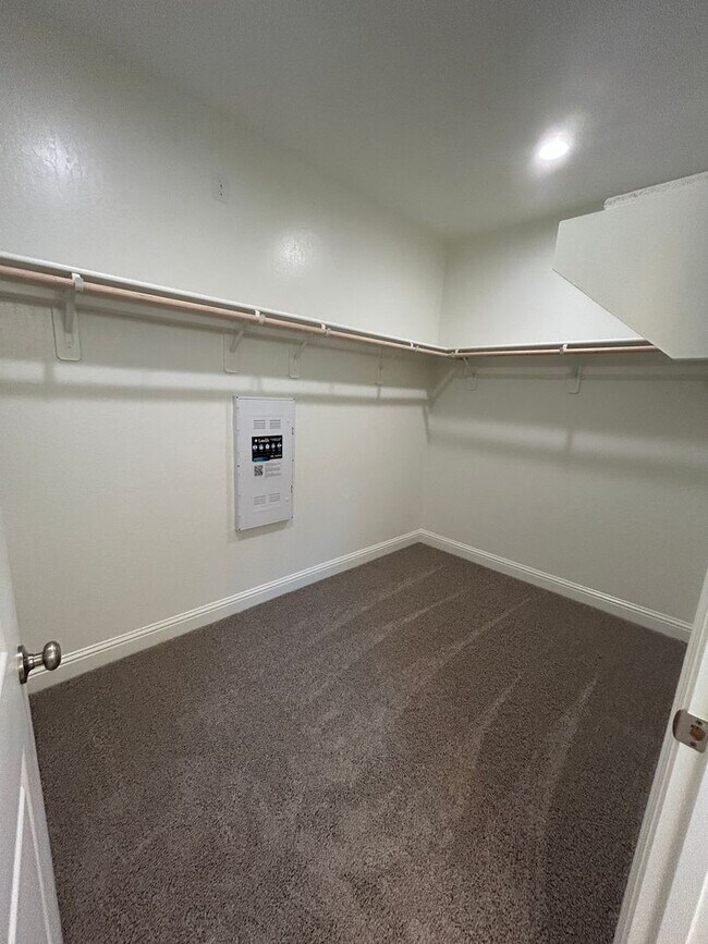 Building Photo - New, New New in Northwest Visalia!