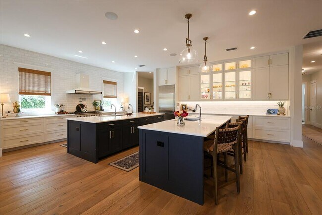 Building Photo - 2402 W Parkland Blvd