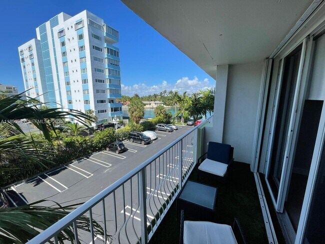 Building Photo - 10350 W Bay Harbor Dr