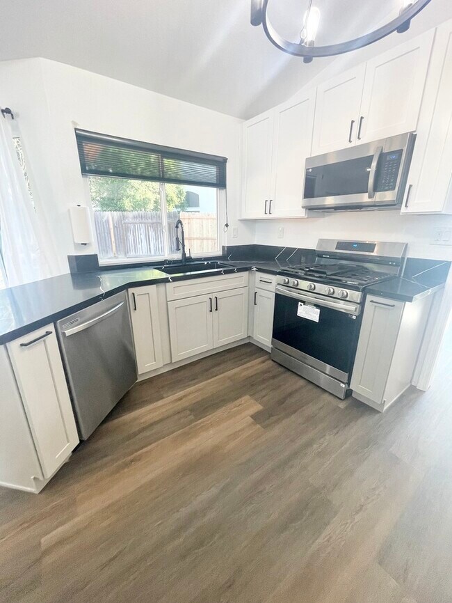 Building Photo - Stunning newly remodeled 3 bedroom 2 bathroom home!