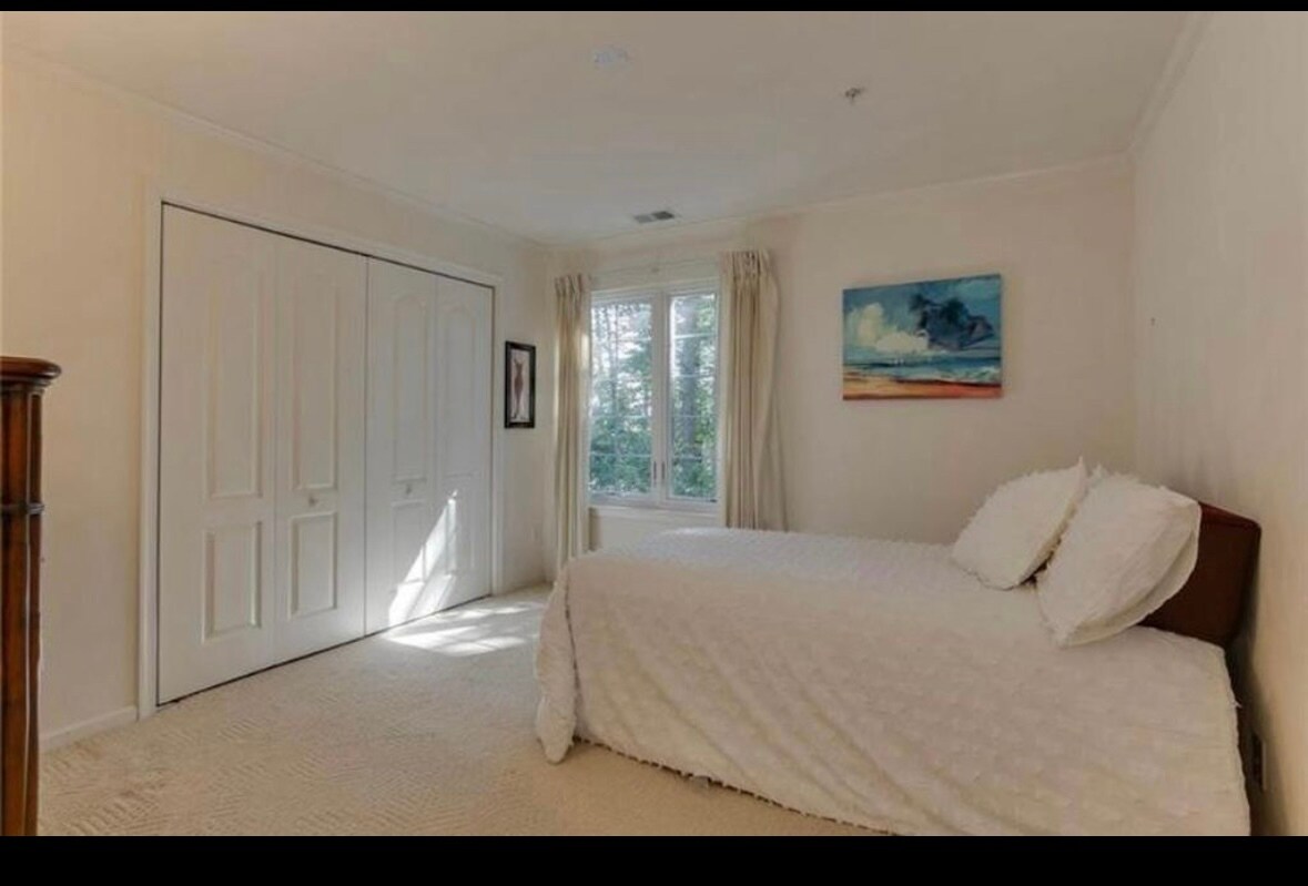 Building Photo - 900 Charnell Dr