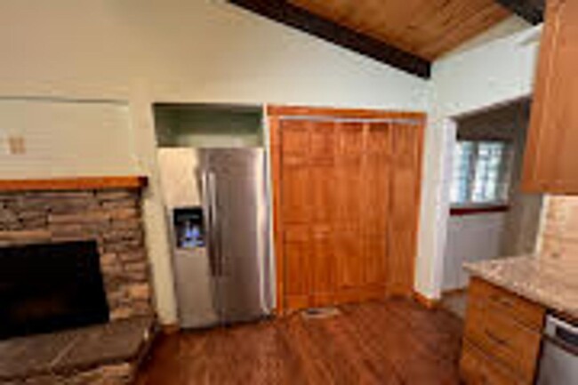 Building Photo - Three bedroom duplex unit in Gardner Mountain