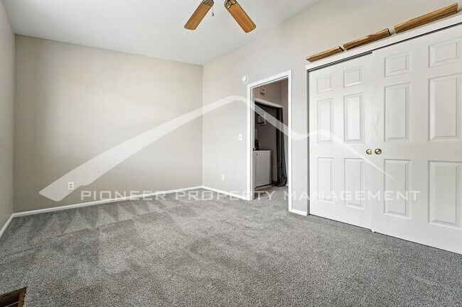 Building Photo - Spacious Condo with Washer/Dryer and Centr...