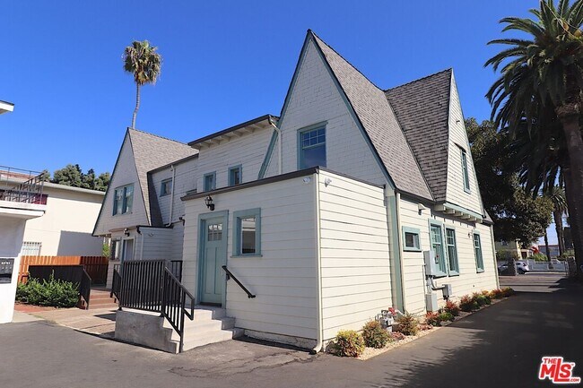 Building Photo - 2739 S Budlong Ave