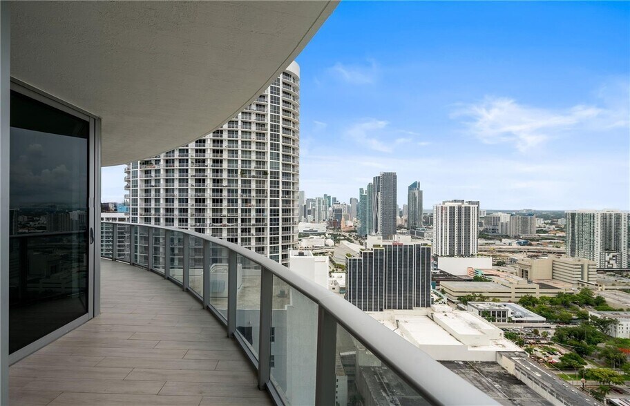 Building Photo - 1900 N Bayshore Dr