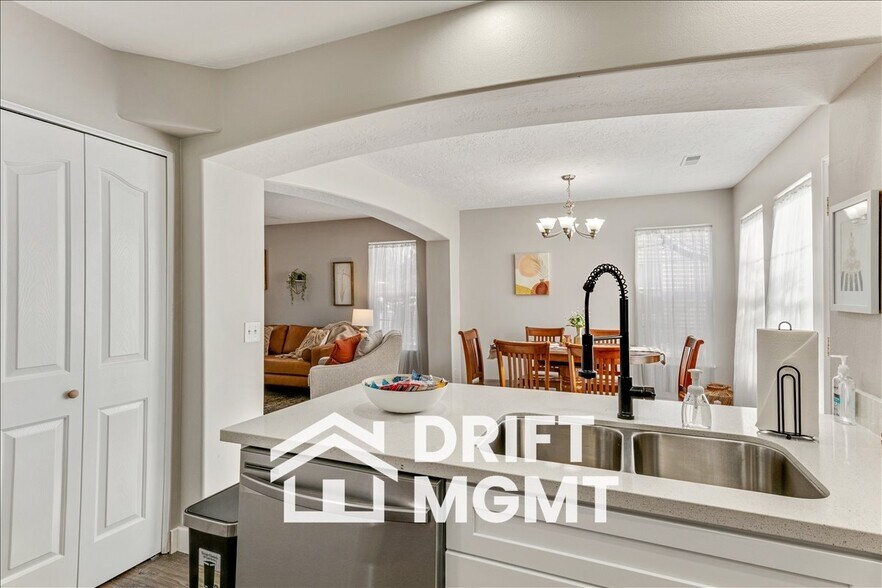 Building Photo - 184 E Rideout Hall Ln