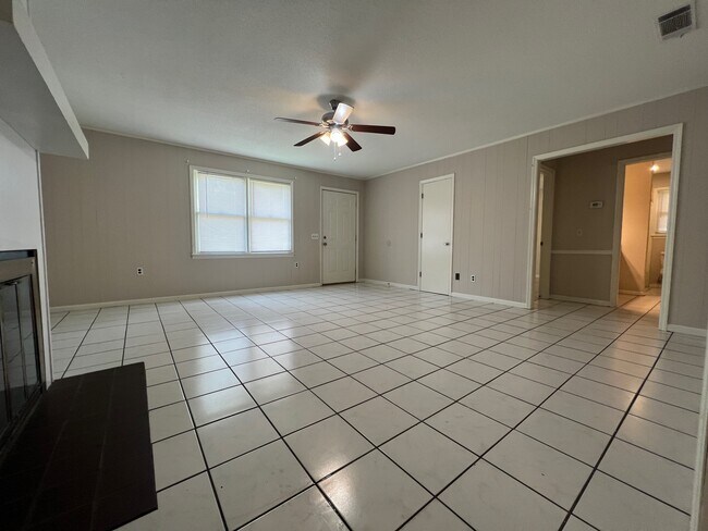 Building Photo - 809 Robin Hood Trail