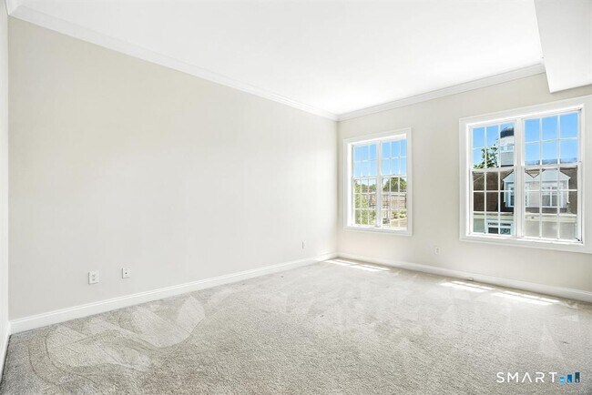 Building Photo - 142 East Ave