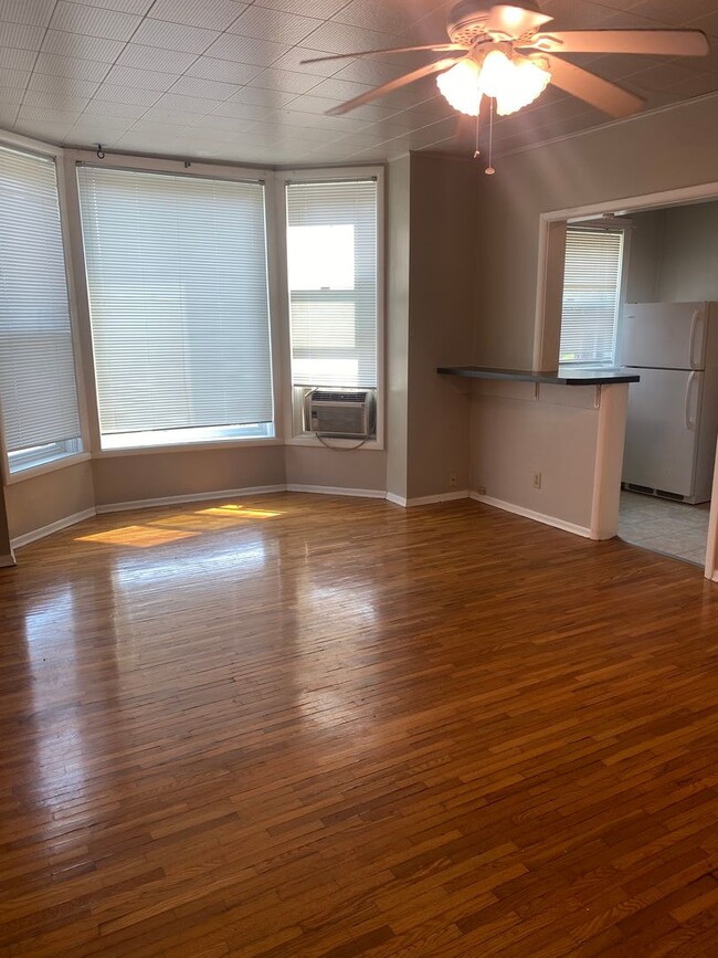 Building Photo - L986