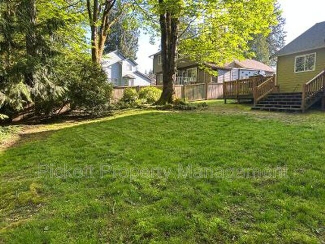 Building Photo - 18845 NE Meadow Run Dr