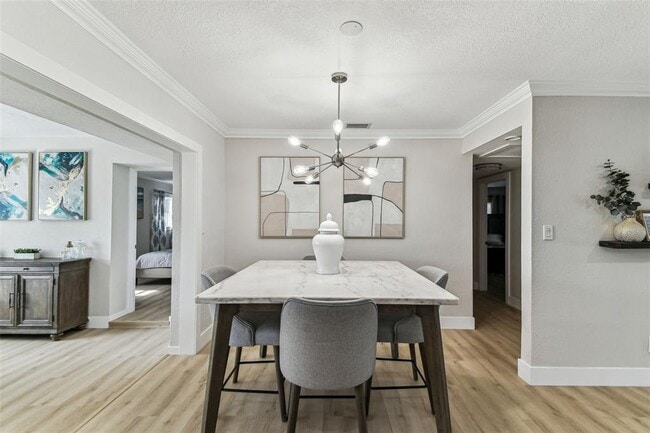 Building Photo - 3922 Fontainebleau Dr