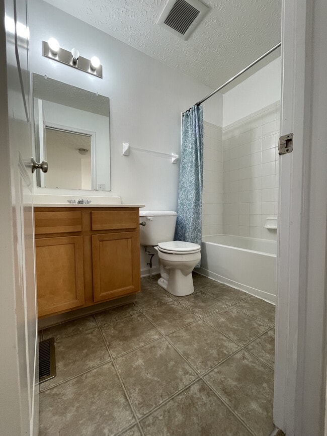 Building Photo - 1420 Bellow Falls Pl