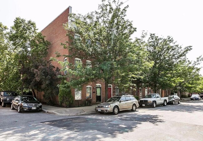 Building Photo - 3BR/4BA End-Unit Townhome with Rooftop Dec...