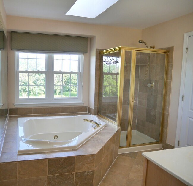 Building Photo - Gorgeous Former Model 4 Bed 2.5 Bath Townh...
