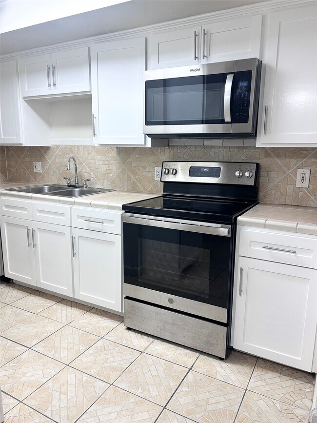 Building Photo - 115 Aurora St