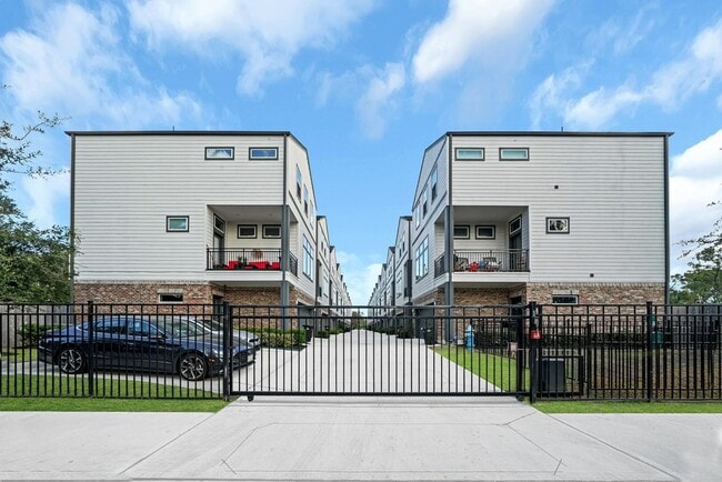 Building Photo - 734 W Donovan St