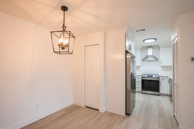 Building Photo - Walking distance to beach!